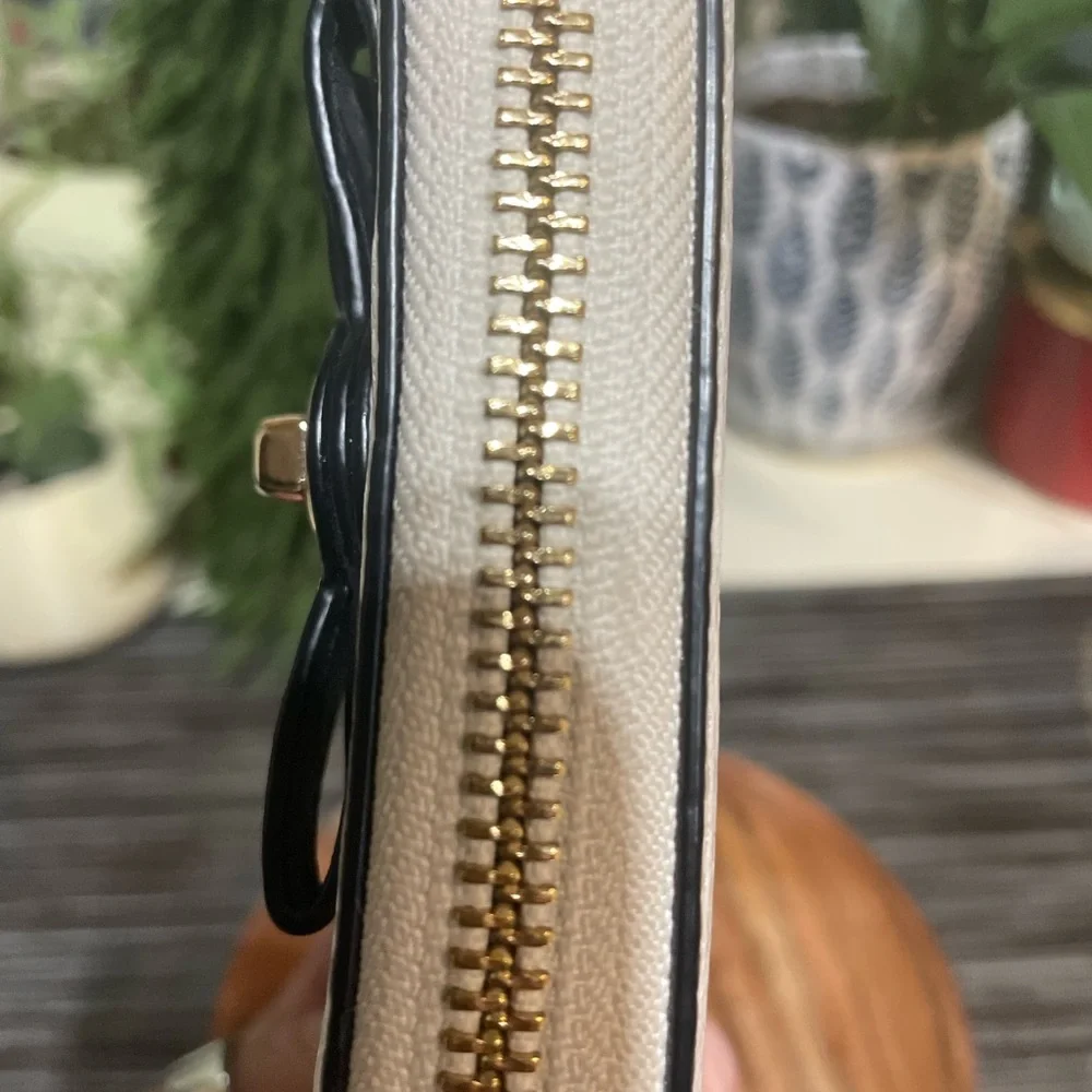 Coach Turnlock Bow Leather Zip Wallet in Chalk - Picture 9 of 9